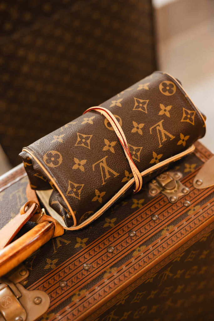 Close-up de conjunto de viagem Louis Vuitton com monograma clássico. Ideal para ilustrar dicas sobre como saber se a bolsa da Louis Vuitton é original, destacando detalhes autênticos como couro, ferragens e acabamento.