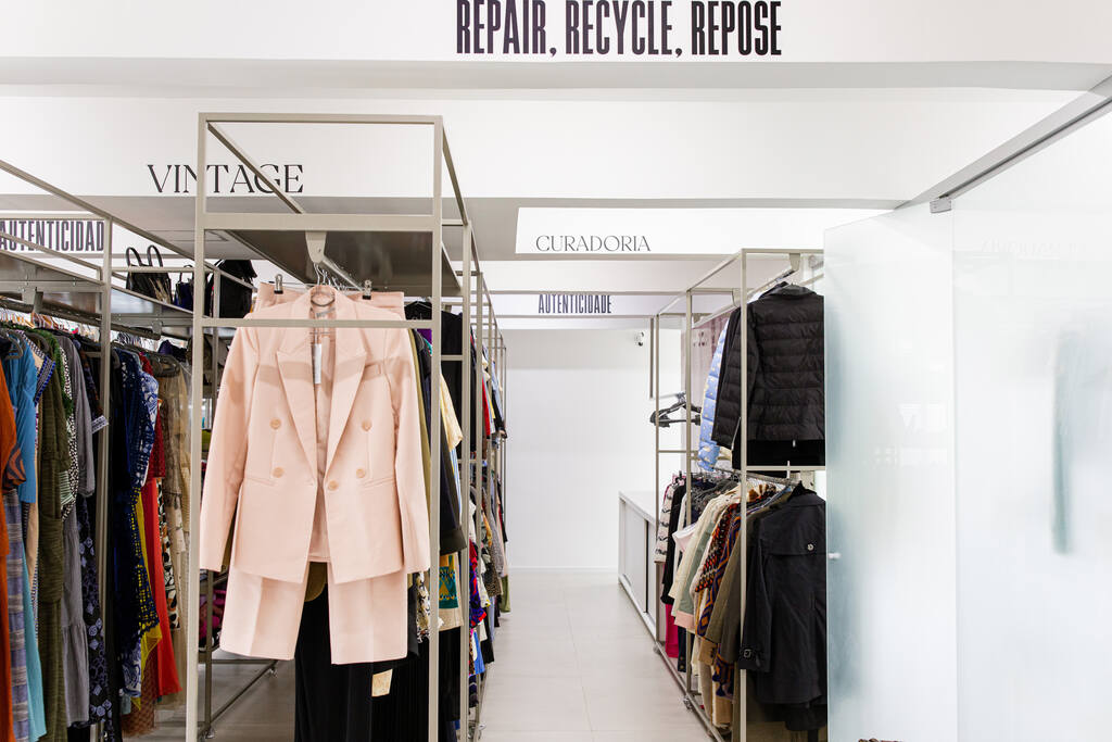 Roupas de luxo em vitrine para venda