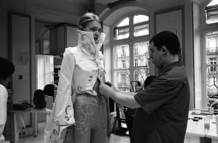 Mulher se arrumando para desfile de moda
