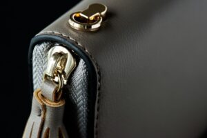 Como saber se a bolsa de grife é original: confira dicas práticas