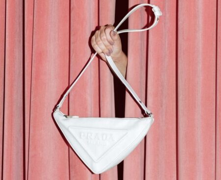 Bolsa Prada branca minimalista em destaque fashion reforça tendências sofisticadas do mercado sobre onde vender bolsas de grife usadas atualmente.