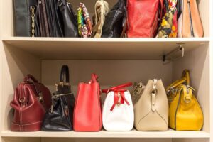 Como guardar bolsas no closet? Confira dicas práticas
