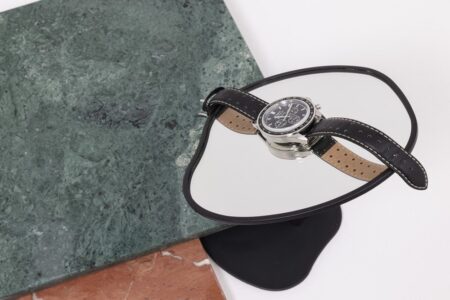 Relógio rolex em cima de uma mesa