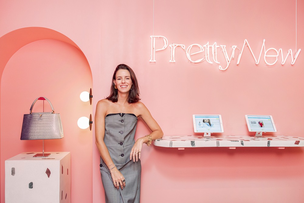 Mulher com uma bolsa a esquerda e a direita escrito "PrettyNew"