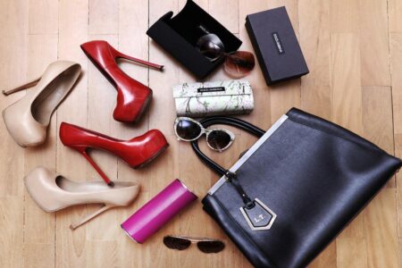 bolsas e sapatos de marca de luxo feminina em uma mesa