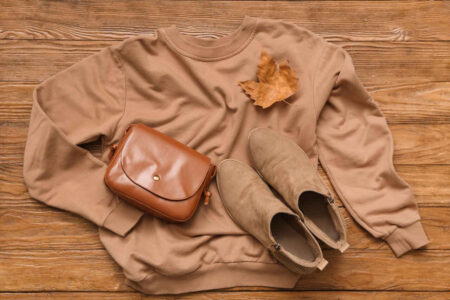 Blusa, com bolsa e sapato sem salto sobre mesa