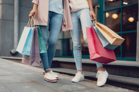 Mulheres comprando diversos tipos de calça jeans