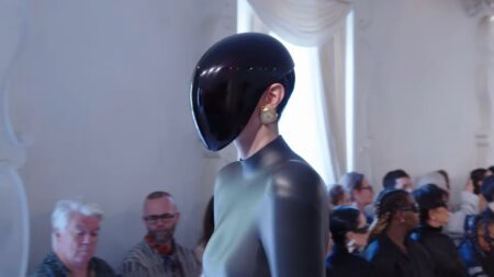 Face shield roupa estranha da Balenciaga
