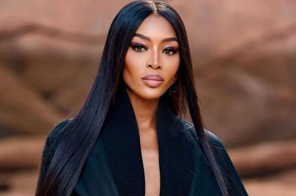 Naomi Campbell com casaco preto