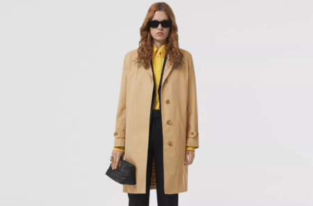 Modelo utilizando um casaco da burberry feminino