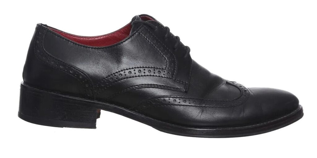 Sapato masculino de luxo estilo Oxford em couro preto com interior vermelho, ideal para ocasiões formais com toque clássico e sofisticado.