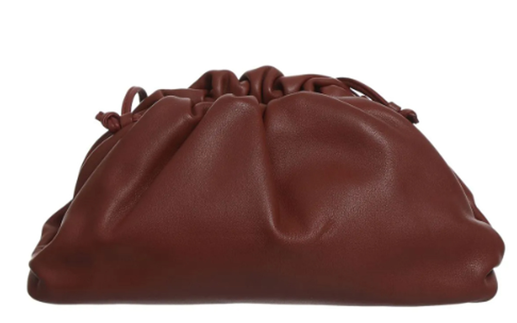 Bolsa Bottega Veneta pouch mini marrom em couro macio com fechamento franzido, estilo minimalista e moderno.