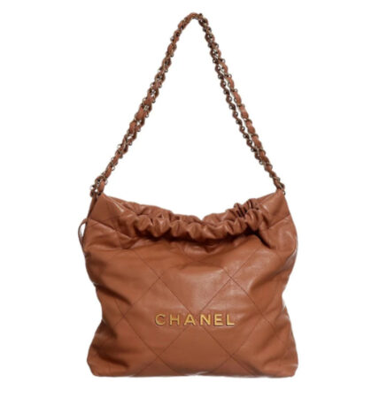 Bolsa Chanel marrom em couro macio com alça de corrente, estilo casual chic em cor neutra elegante que harmoniza com diversos estilos.
