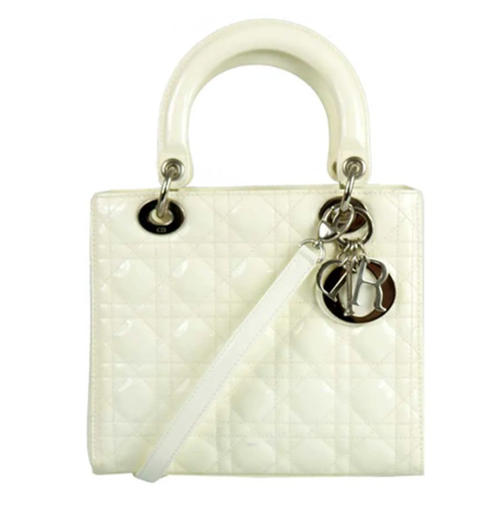 Bolsa feminina Dior Lady Dior off-white com alça estruturada e acabamento matelassê, perfeita como cor de bolsa que combina com tudo para looks elegantes.