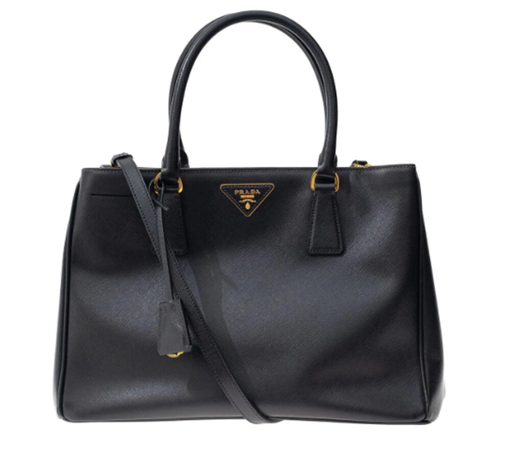 Bolsa Prada preta em couro saffiano com alça de mão e transversal, modelo clássico versátil em tom neutro que combina com qualquer look.