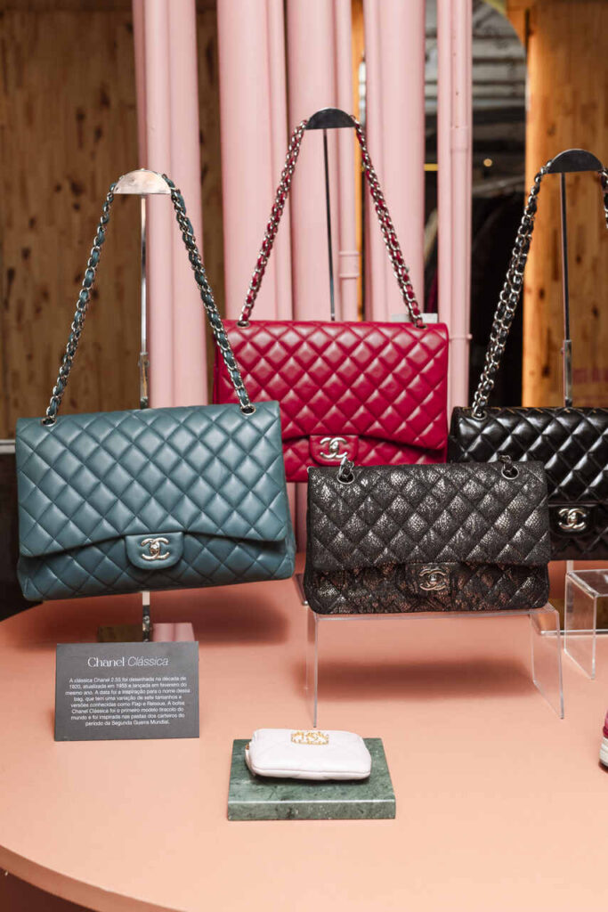Exposição de bolsas Chanel Flap em diferentes cores, ícones do mercado, representando bolsas de luxo que mais valorizam com o tempo no mercado de revenda.