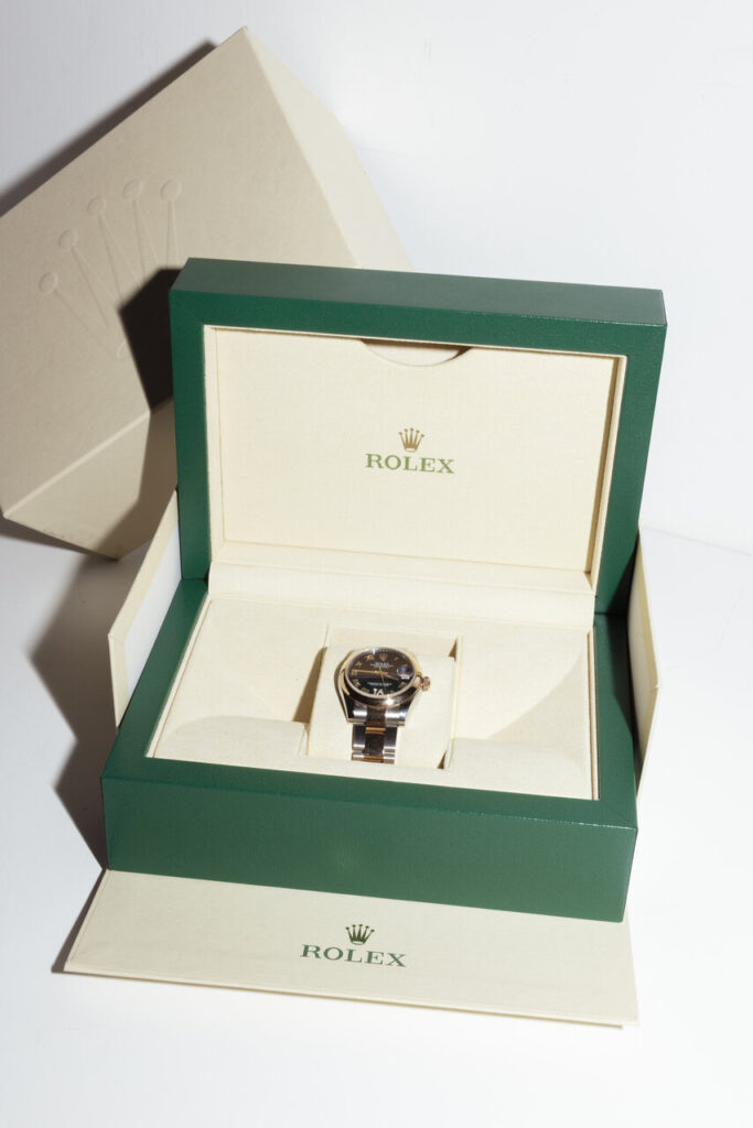 Relógio Rolex em caixa oficial luxuosa, símbolo de sofisticação e tradição, destacando marcas mais caras de relógio, com design refinado e apresentação exclusiva que transmite elegância.