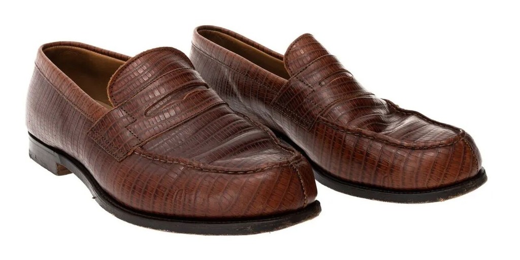 Sapato masculino de luxo estilo Oxford em couro preto com interior vermelho, ideal para ocasiões formais com toque clássico e sofisticado.