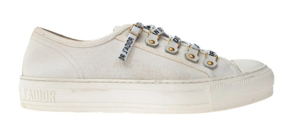Tênis branco feminino Dior estilo casual chic, ideal para looks elegantes com tenis, design minimalista com detalhes dourados e cadarço personalizado.