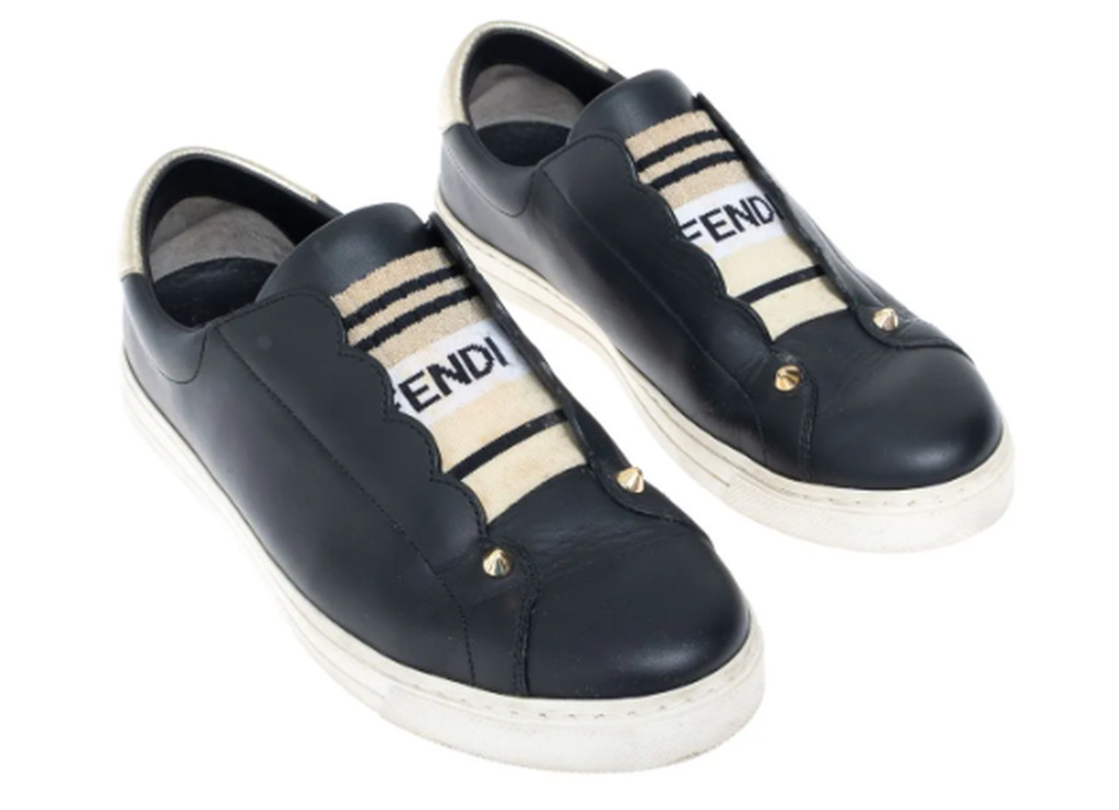 Tênis slip-on preto Fendi com detalhes em logo e acabamento premium, ideal para produções sofisticadas e visuais modernos com toque elegante.