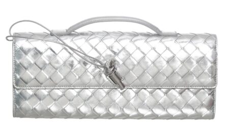 Clutch prateada em couro trançado com textura intrecciato e acabamento metalizado sofisticado.