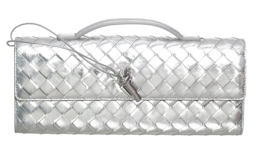 Clutch prateada em couro trançado com textura intrecciato e acabamento metalizado sofisticado.