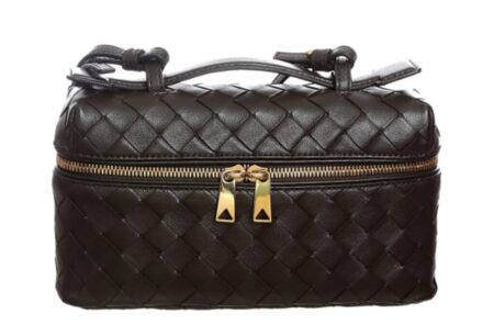Bolsa de luxo marrom com acabamento intrecciato, alça dupla e detalhes metálicos dourados.