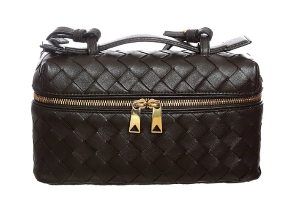 Bolsa de luxo marrom com acabamento intrecciato, alça dupla e detalhes metálicos dourados.