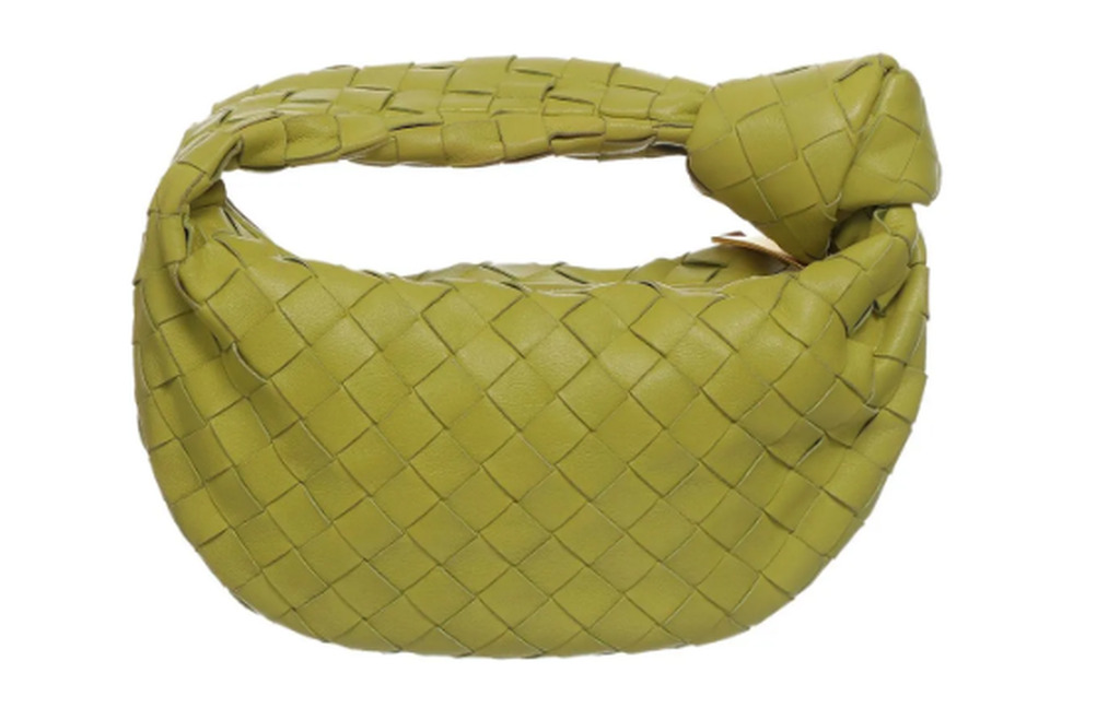 Bolsas Bottega Veneta modelo Jodie Mini Intrecciato verde com design hobo e trama de couro artesanal.