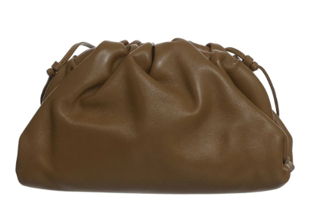 Bolsa pouch mini em couro caqui com fechamento franzido e design minimalista contemporâneo.